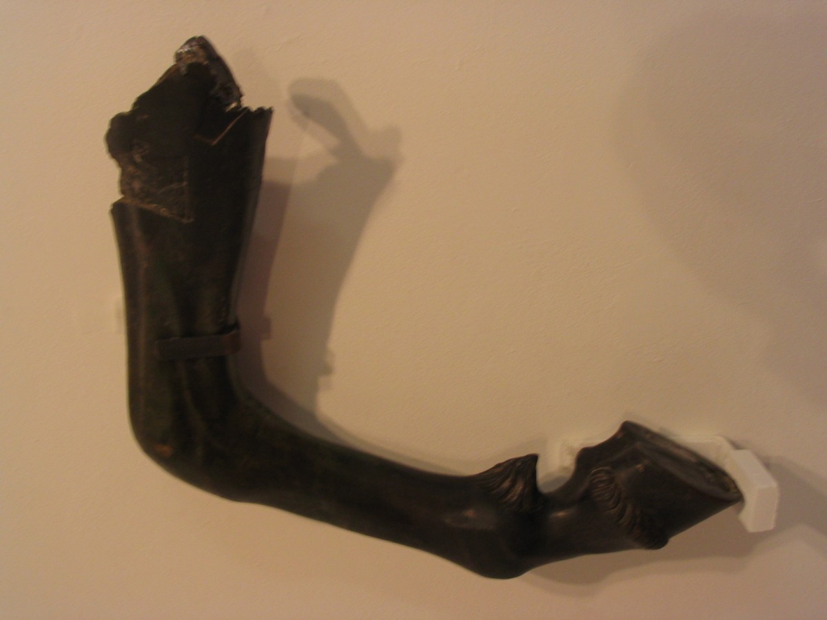 Sculpture en bronze representant la patte d_un cheval.jpg